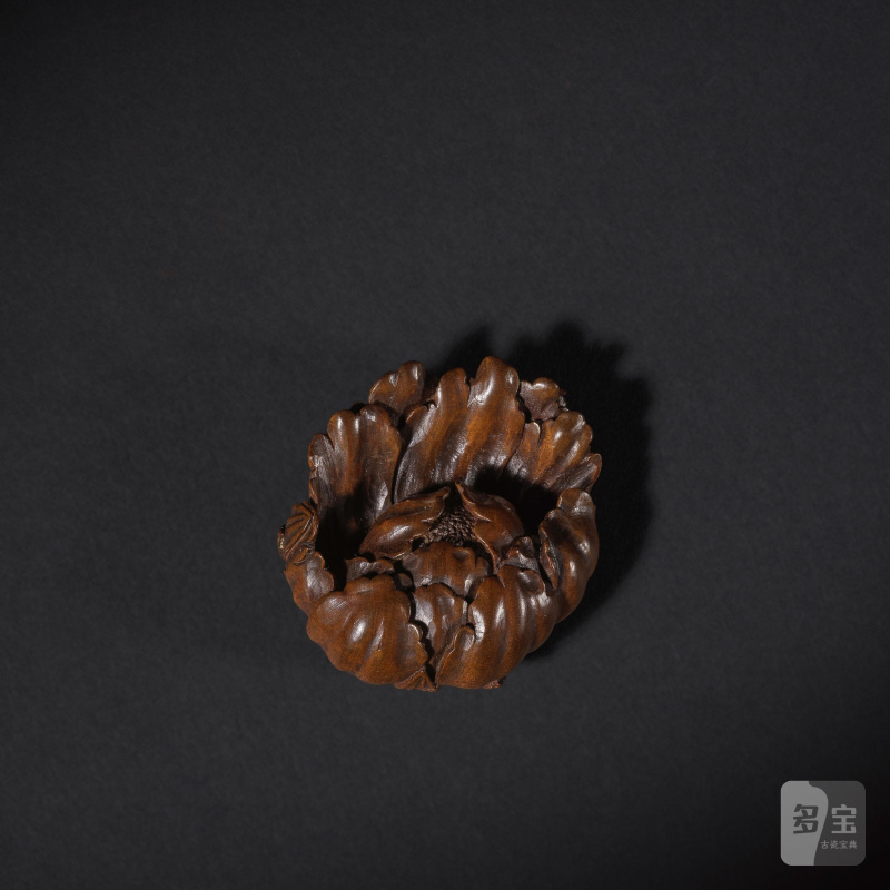 木彫根付 牡丹 銘「寶一」 19世紀後期 | NETSUKE EN BOIS REPRÉSENTANT UNE PIVOINE SOUFFLÉE PAR LE VENT